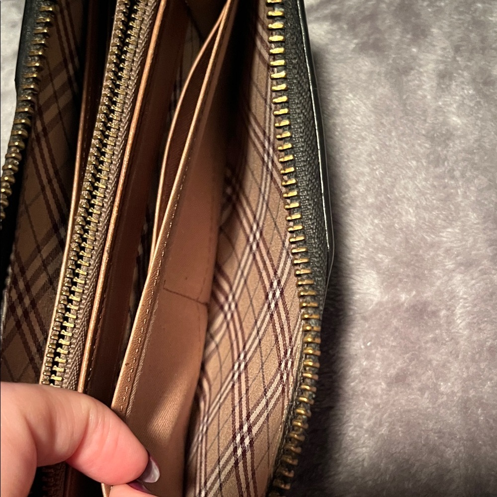 Vintage Burberry Blue Label, Black Leather Zip-Around Long Wallet - Picture 15 of 16